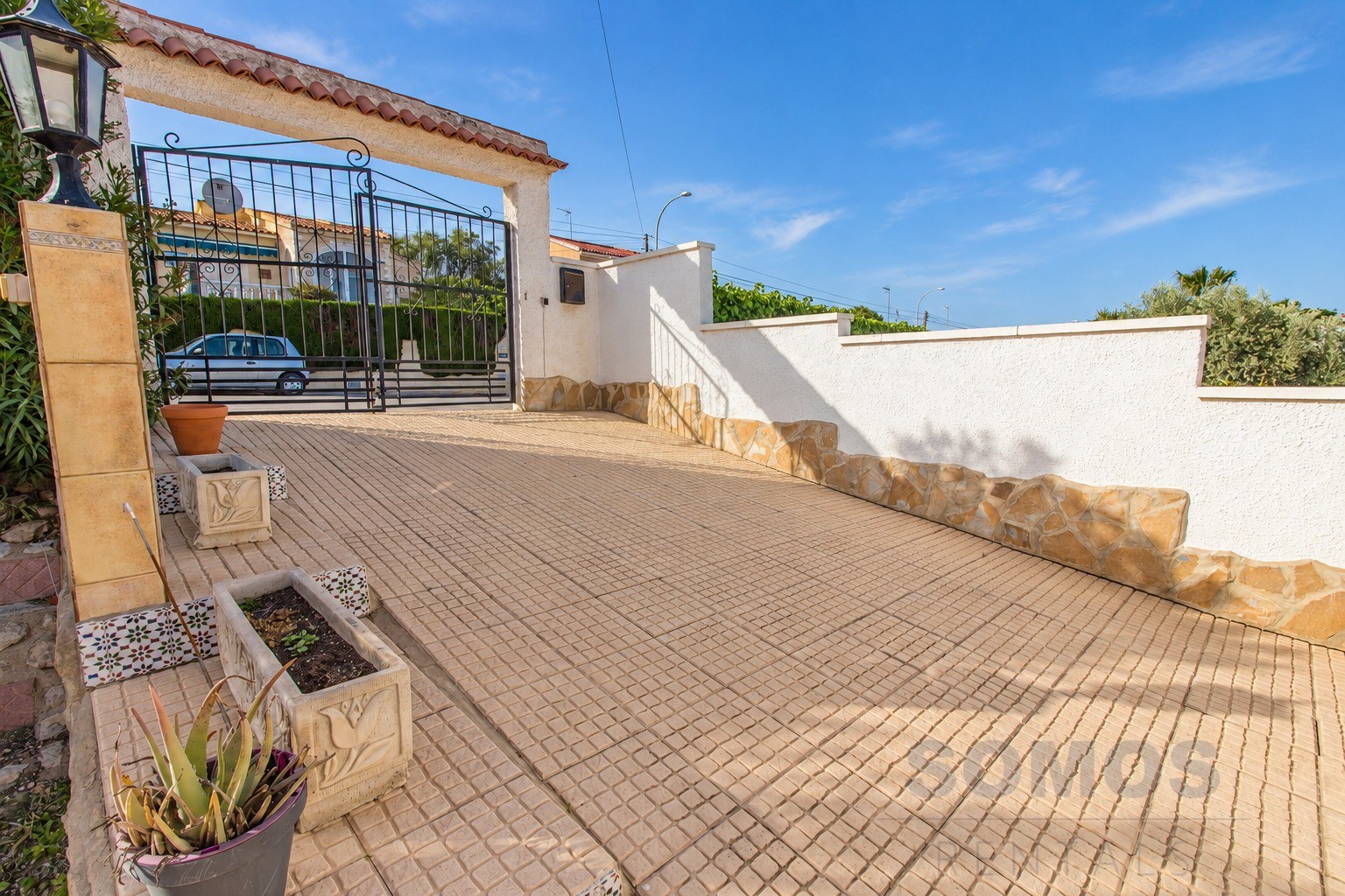 Entrada privada — Villa Yolanda, Urb La Marina