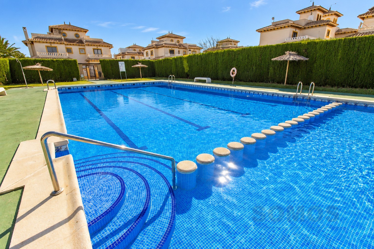 Communal swimming pool — Casa Marina del Rey, La Marina Village y El Pinet